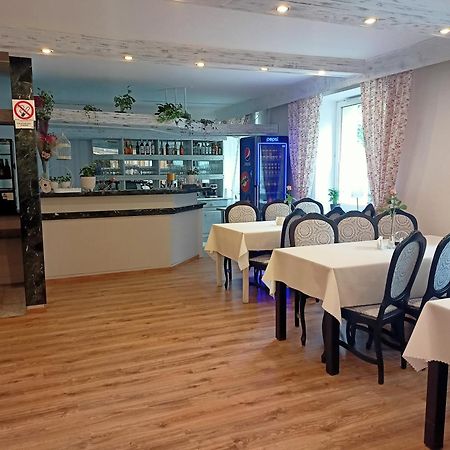Iskra Hotel Радом Екстериор снимка