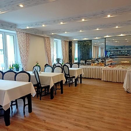 Iskra Hotel Радом Екстериор снимка