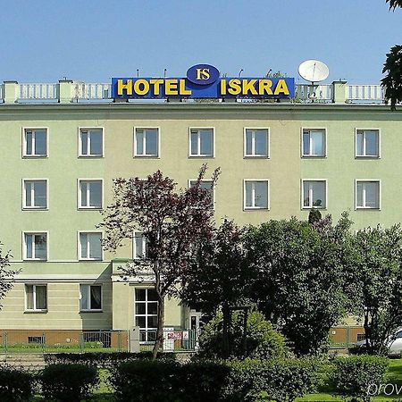 Iskra Hotel Радом Екстериор снимка