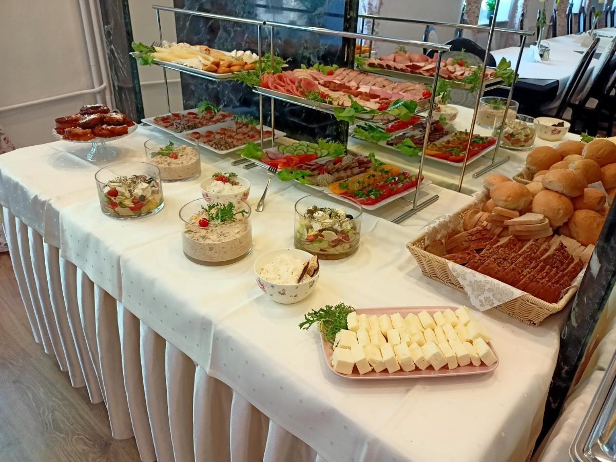Iskra Hotel Радом Екстериор снимка