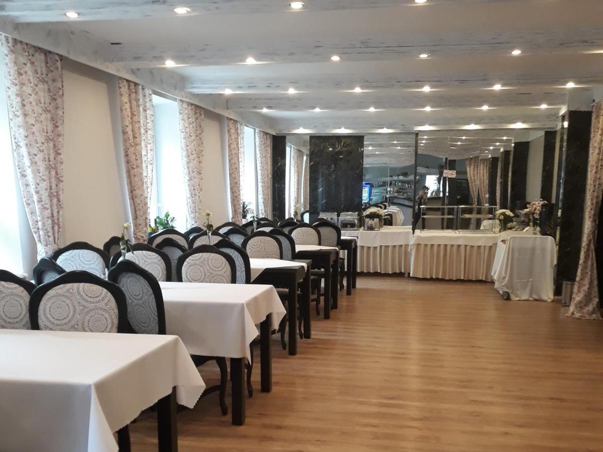 Iskra Hotel Радом Екстериор снимка