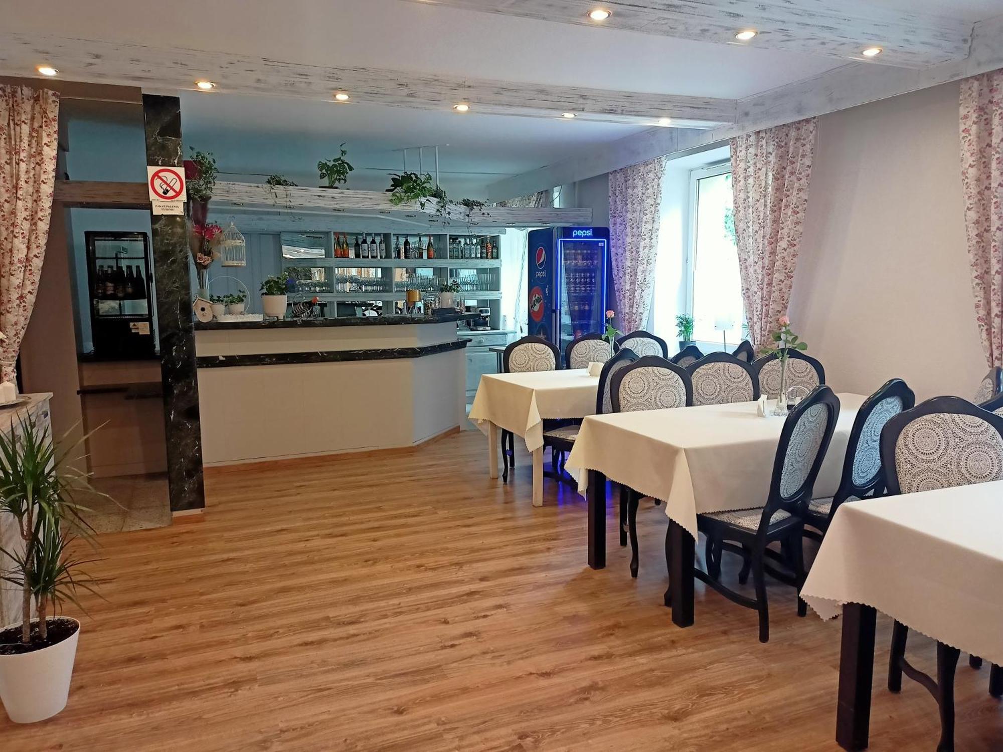 Iskra Hotel Радом Екстериор снимка