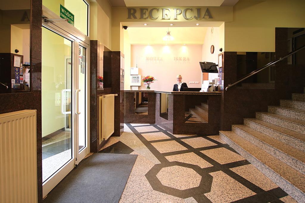 Iskra Hotel Радом Екстериор снимка