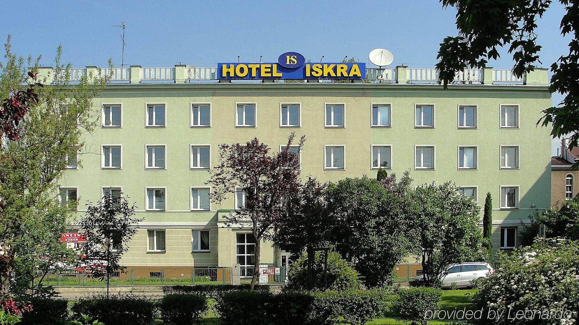 Iskra Hotel Радом Екстериор снимка