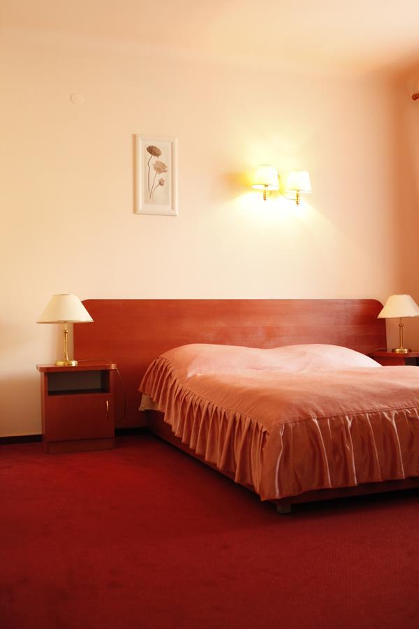 Iskra Hotel Радом Екстериор снимка