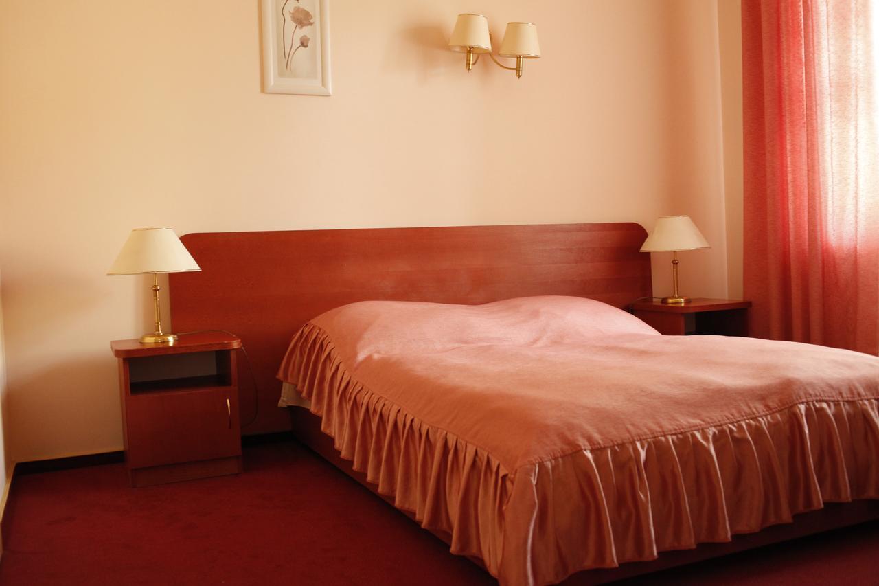 Iskra Hotel Радом Екстериор снимка
