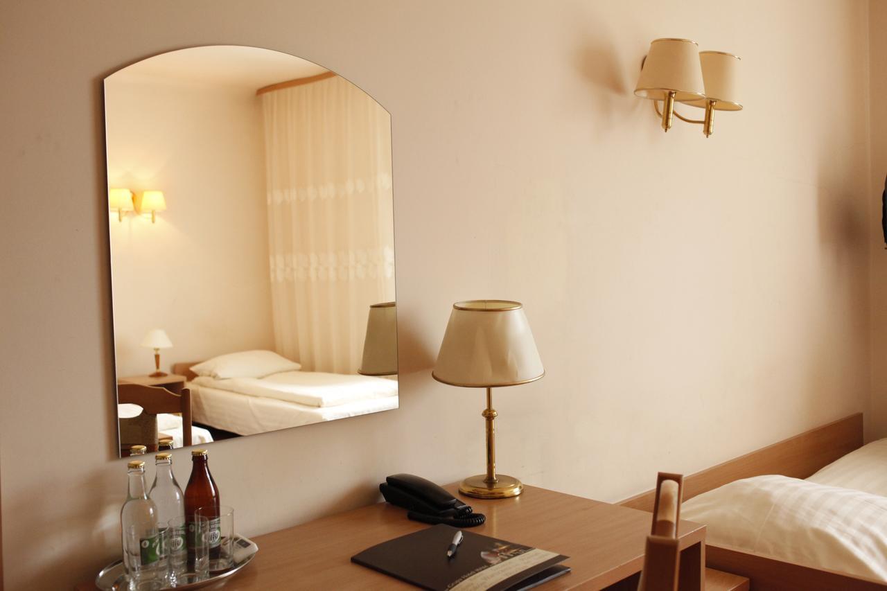 Iskra Hotel Радом Екстериор снимка