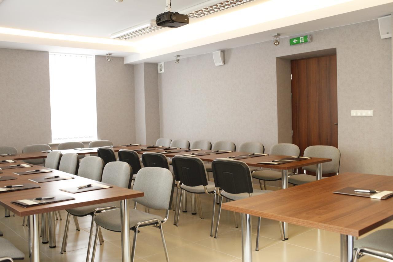 Iskra Hotel Радом Екстериор снимка