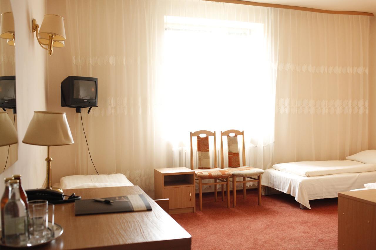 Iskra Hotel Радом Екстериор снимка