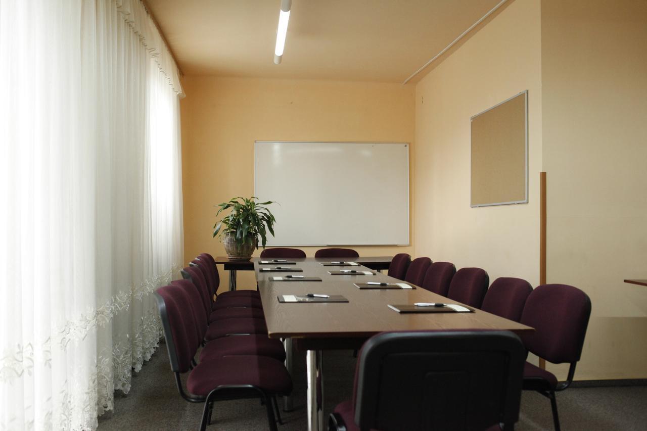 Iskra Hotel Радом Екстериор снимка