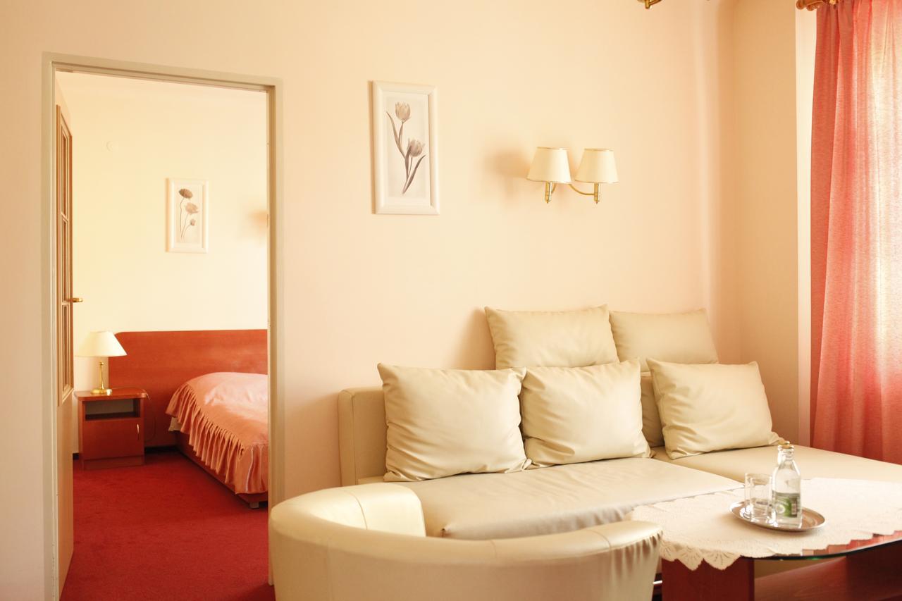 Iskra Hotel Радом Екстериор снимка