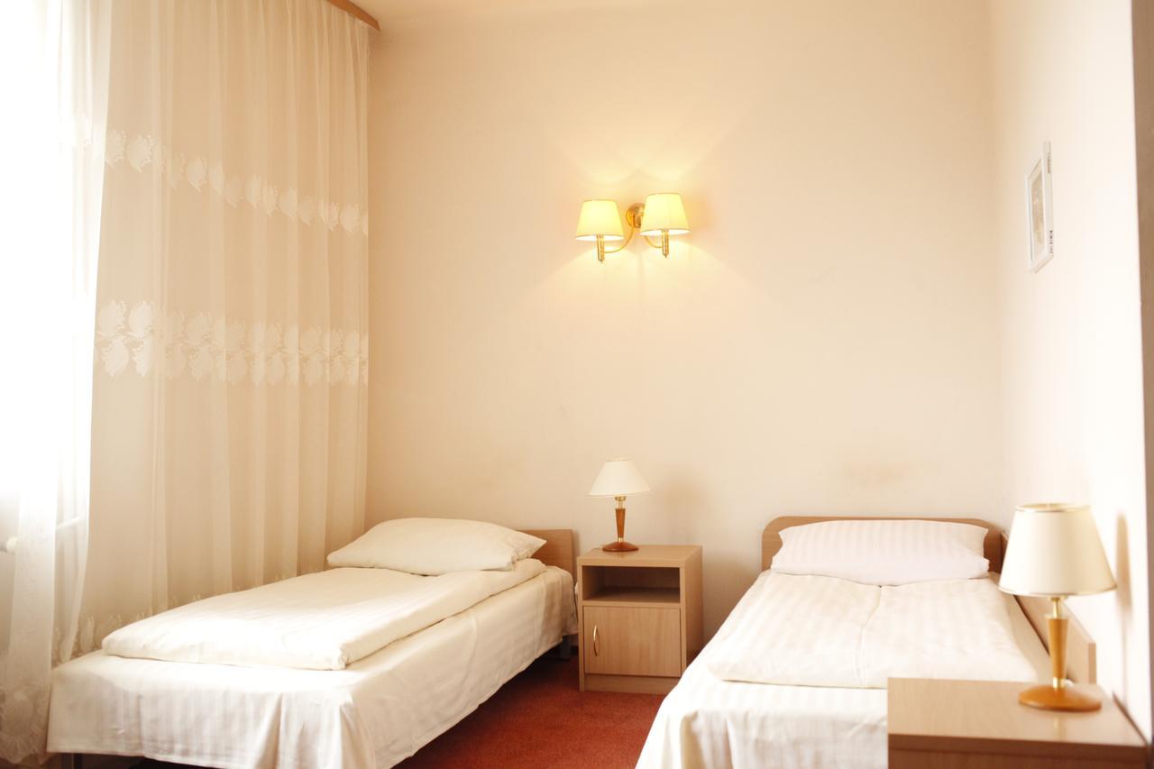 Iskra Hotel Радом Екстериор снимка