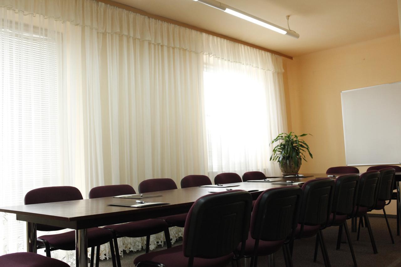 Iskra Hotel Радом Екстериор снимка