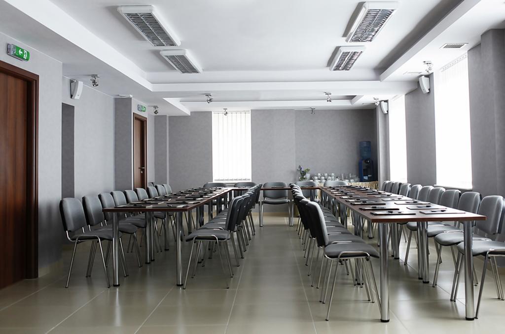 Iskra Hotel Радом Екстериор снимка