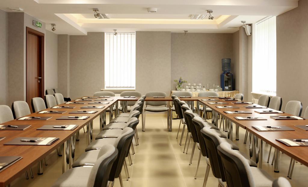 Iskra Hotel Радом Екстериор снимка