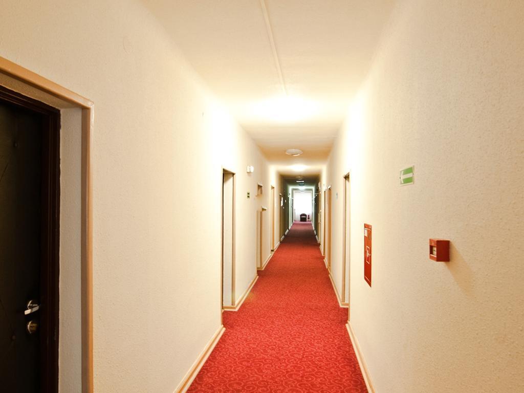 Iskra Hotel Радом Екстериор снимка